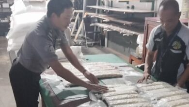 Pembina Bimgiat terus mendampingi warga binaan dalam proses pembuatan tempe.